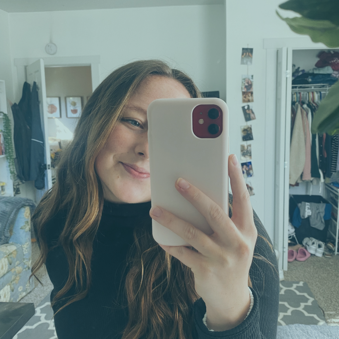 girl take mirror selfie